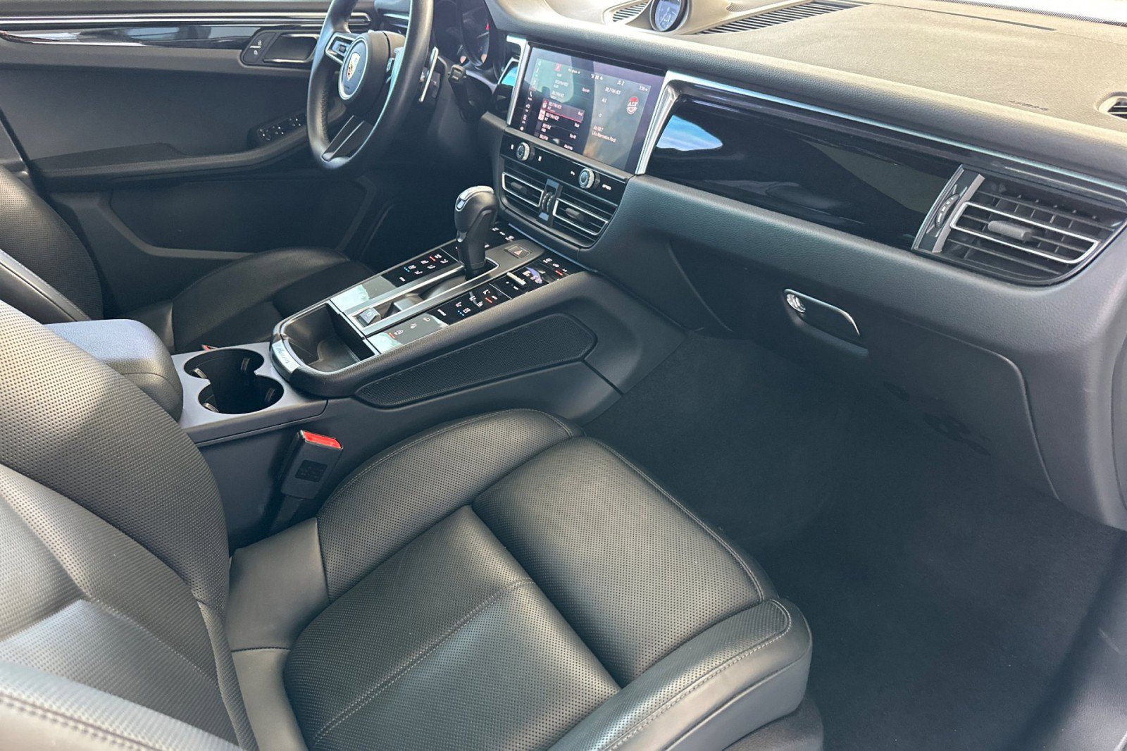 Certified 2024 Porsche Macan image 16