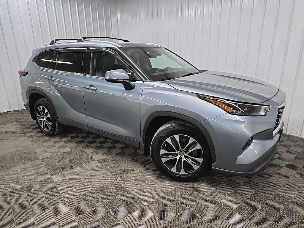 Used 2022 Toyota Highlander XLE AWD/4WD image 7