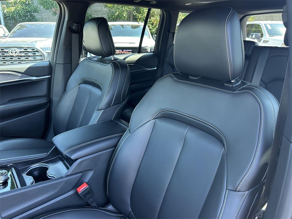 Used 2025 Jeep Grand Cherokee Limited w/ Black Appearance Package image 25