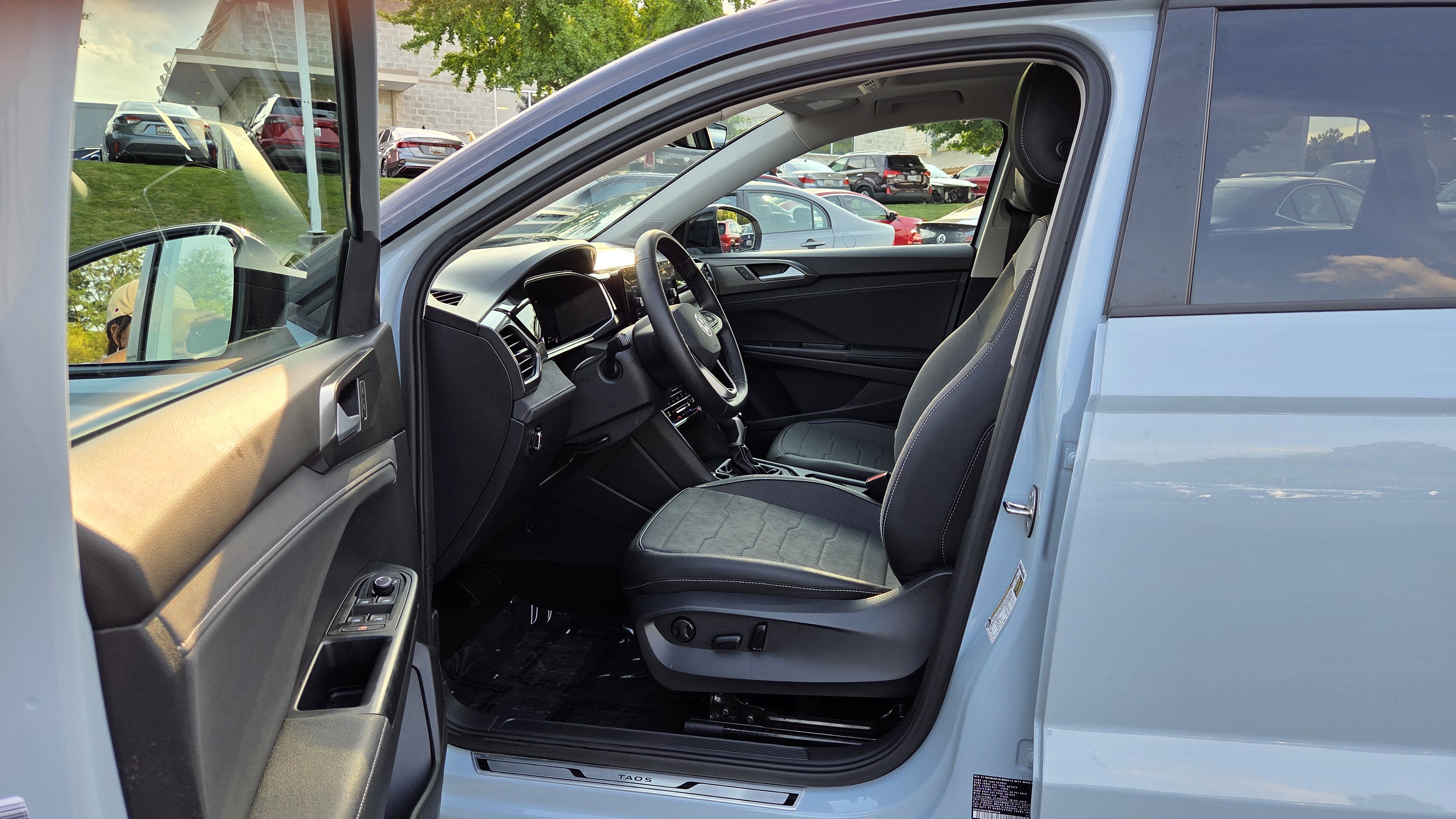 Certified 2025 Volkswagen Taos SE AWD/4WD image 15