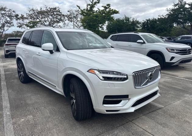 Used 2025 Volvo XC90 T8 Core w/ Climate Package AWD/4WD image 2