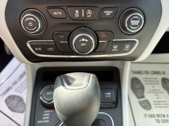 Used 2021 Jeep Cherokee Latitude Plus AWD/4WD image 21