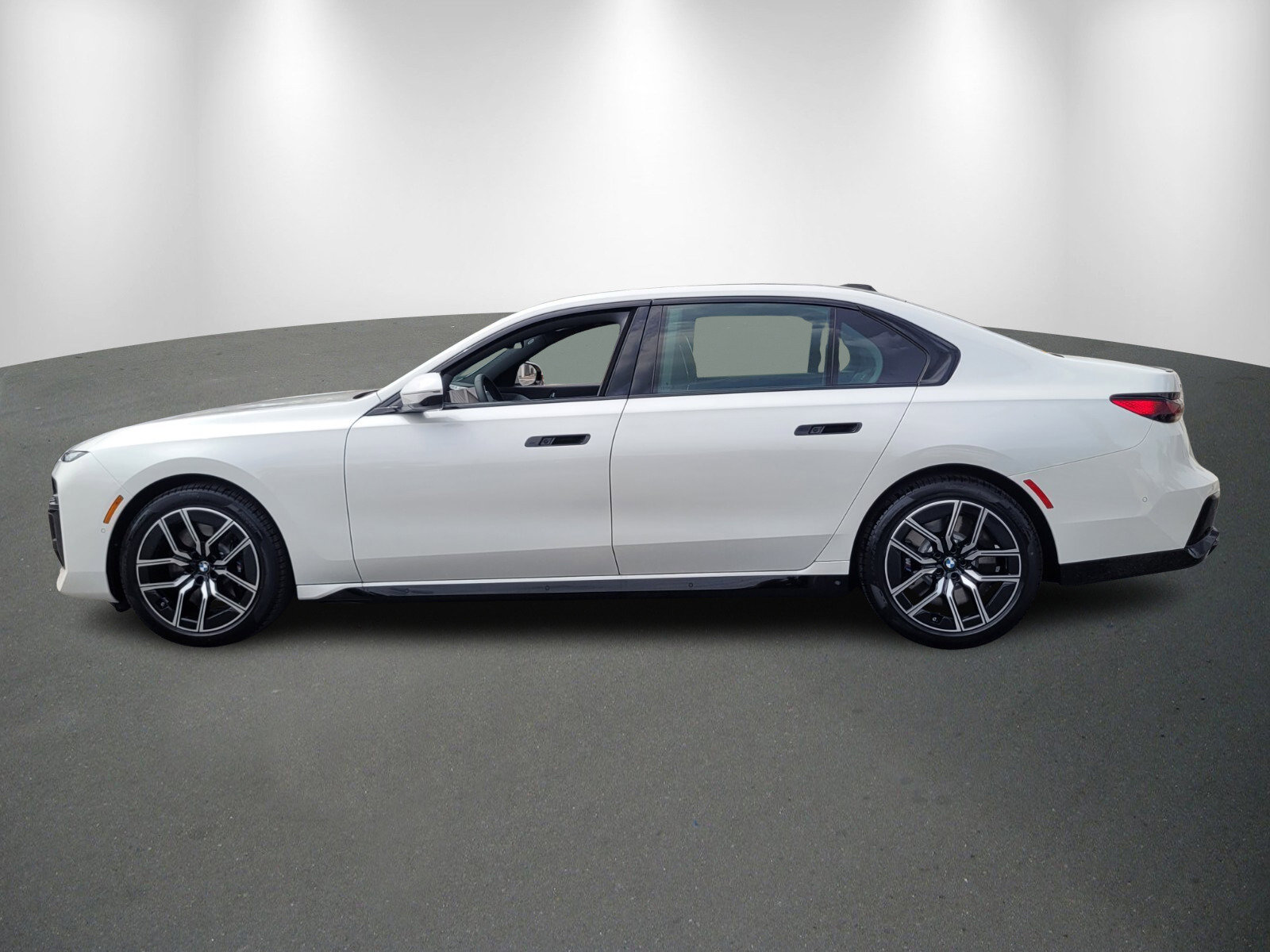 Used 2026 BMW 760i xDrive w/ Executive Package image 4