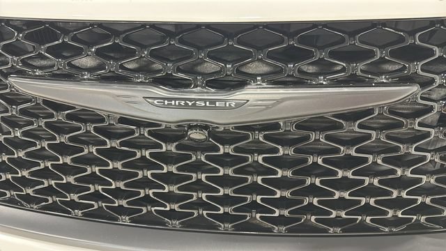 Used 2025 Chrysler Pacifica Limited FWD image 38