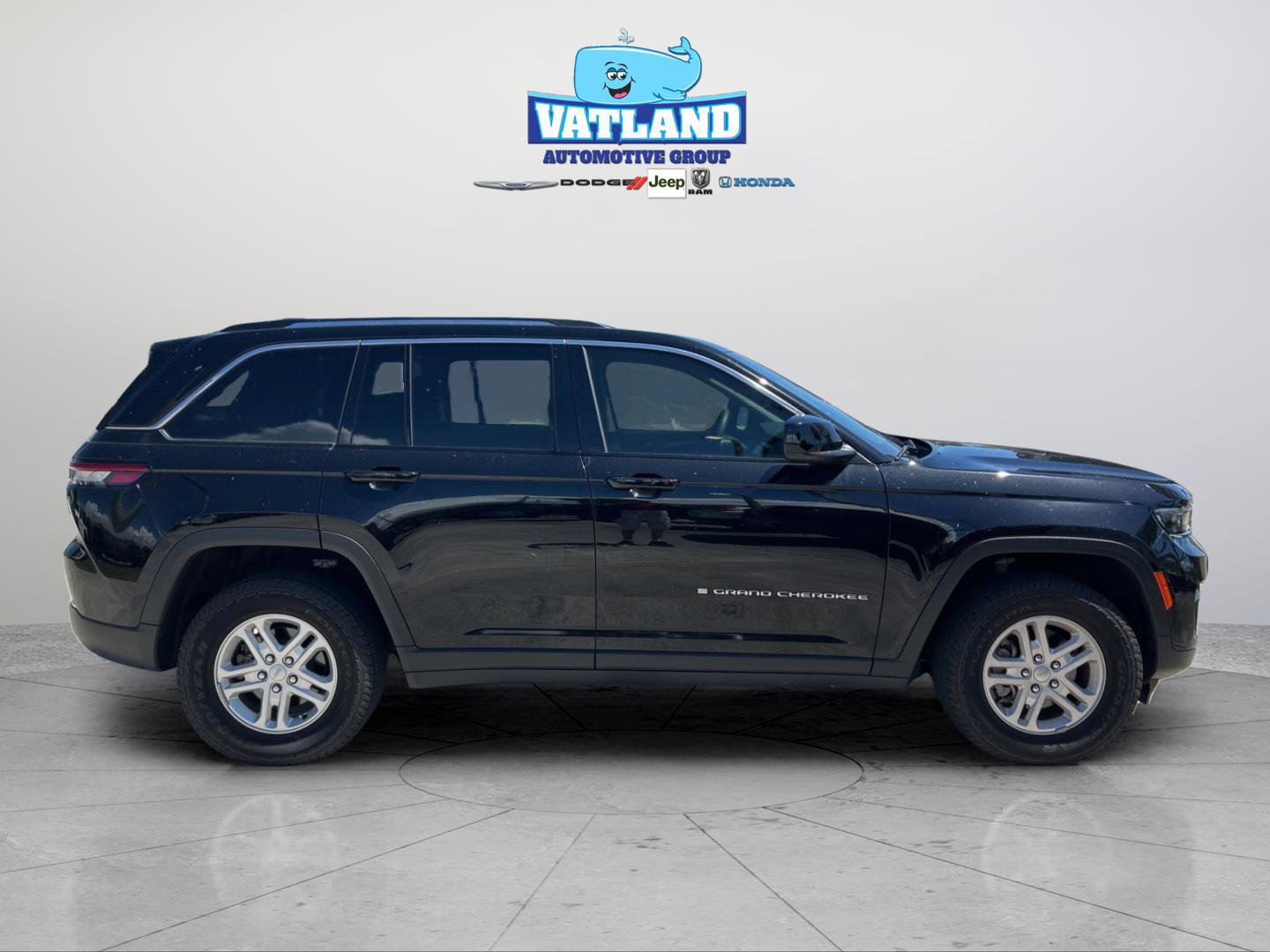 Used 2023 Jeep Grand Cherokee Laredo image 6