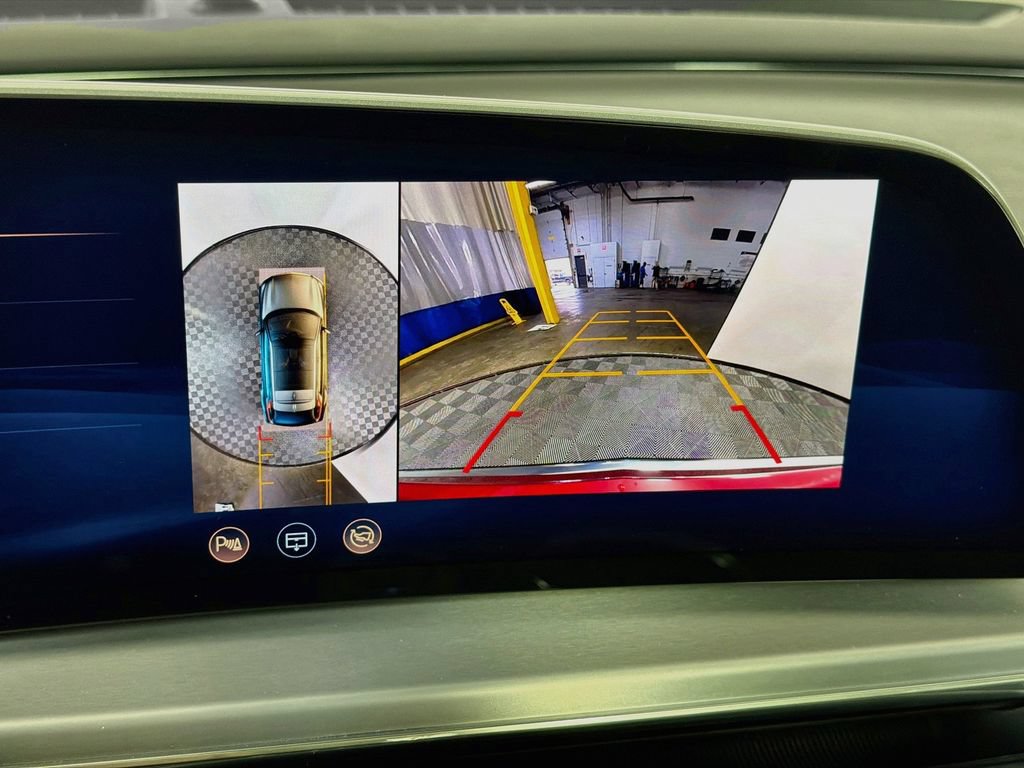 Used 2024 Cadillac Lyriq Luxury AWD/4WD image 14