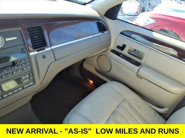 Used 2005 Lincoln Town Car Signature image 16