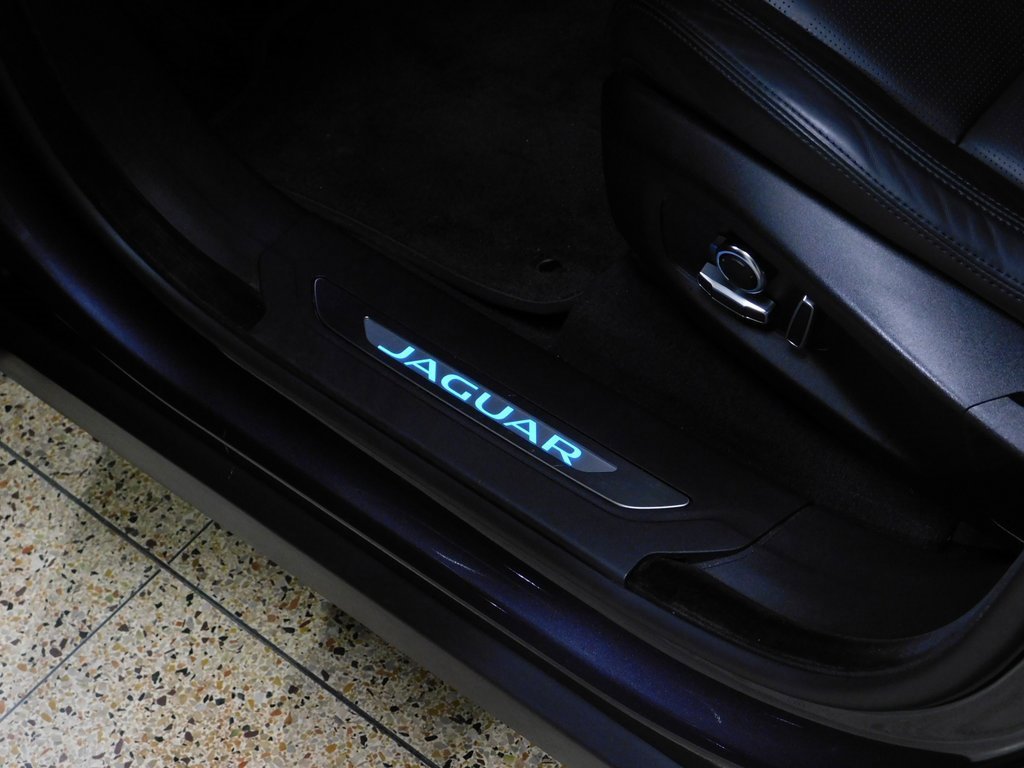 Used 2024 Jaguar F-PACE SVR image 26