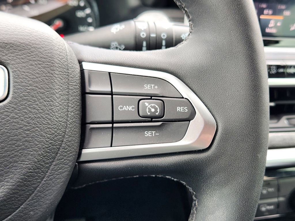 Used 2025 Jeep Compass Latitude AWD/4WD image 28