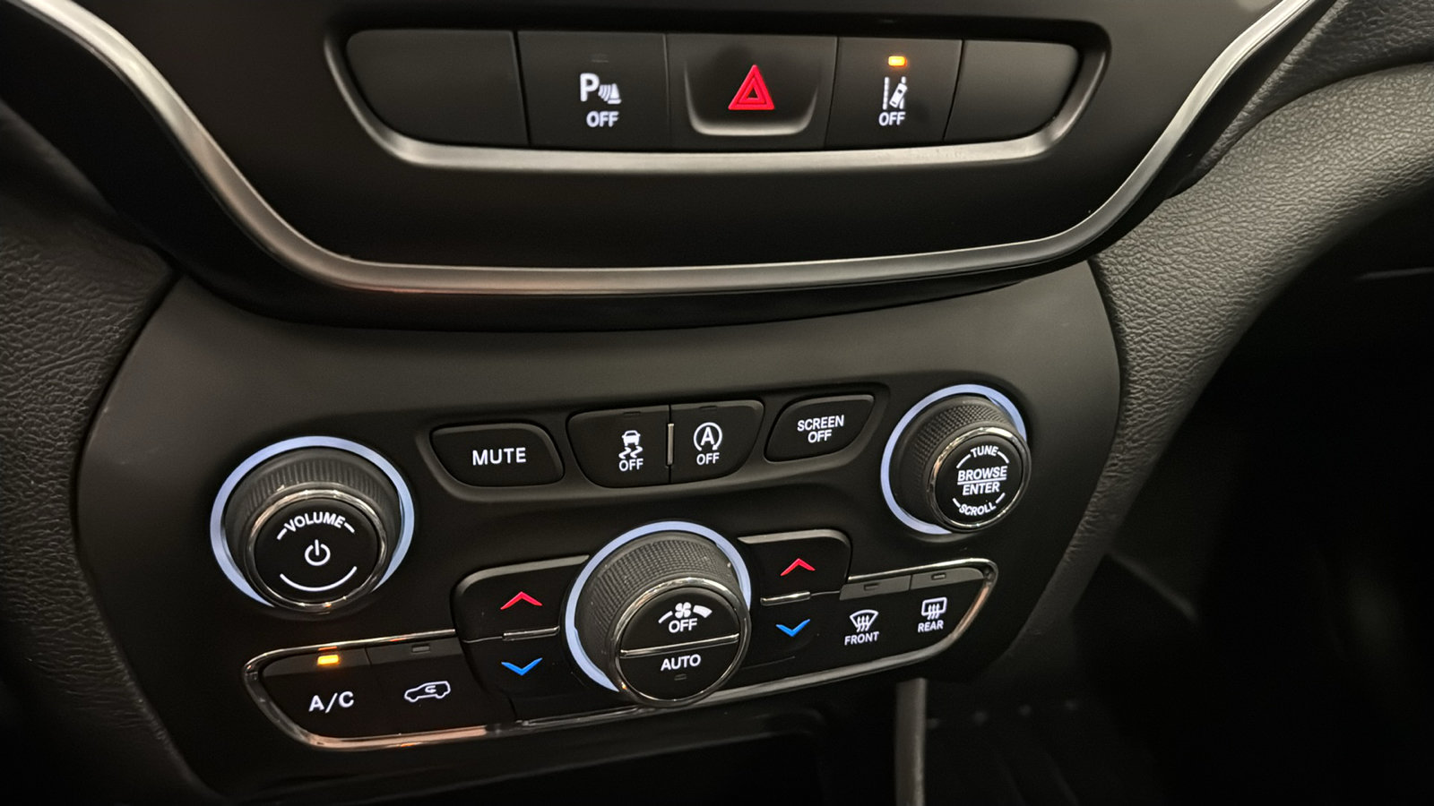 Used 2021 Jeep Cherokee Latitude Lux w/ Sun & Sound Group AWD/4WD image 17