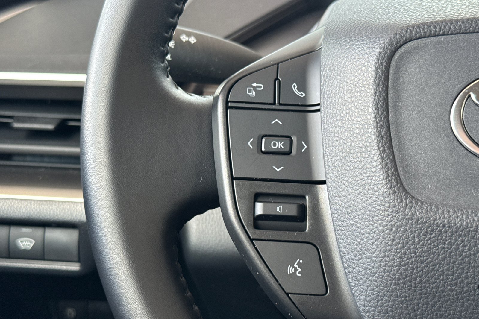 Used 2024 Toyota Prius LE FWD image 28