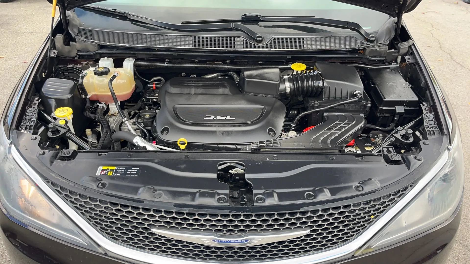 Used 2017 Chrysler Pacifica Touring-L image 26