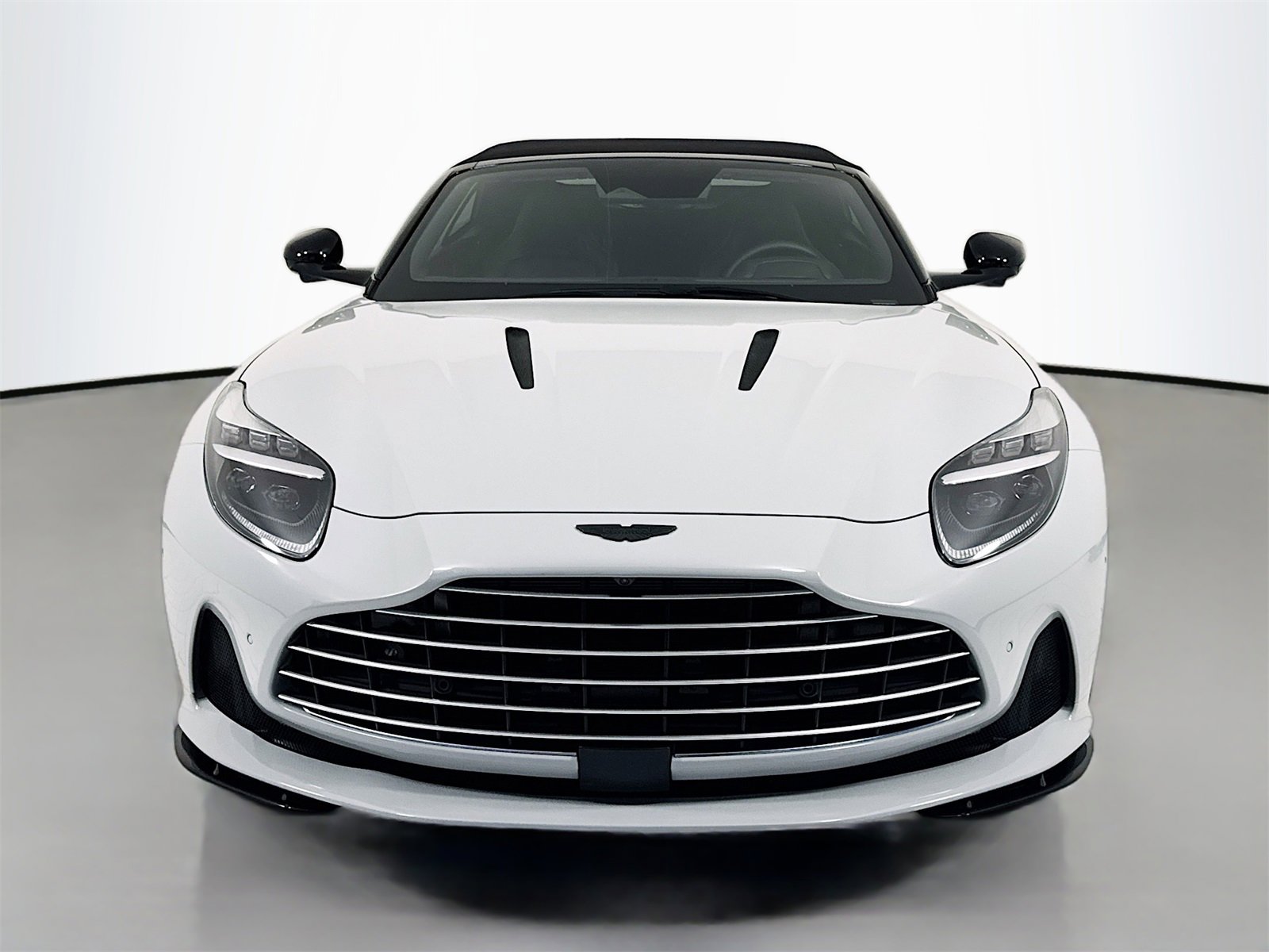 Used 2025 Aston Martin DB12 Convertible image 2