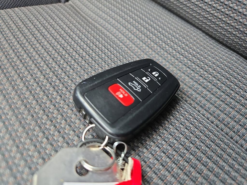 Used 2023 Toyota Highlander LE image 31