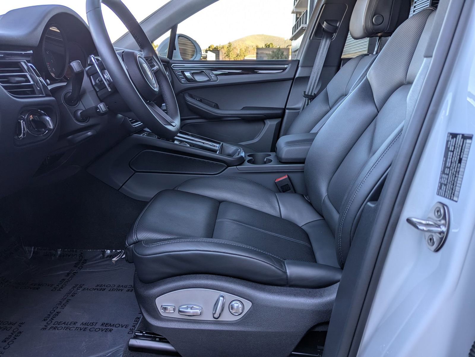 Certified 2025 Porsche Macan image 5