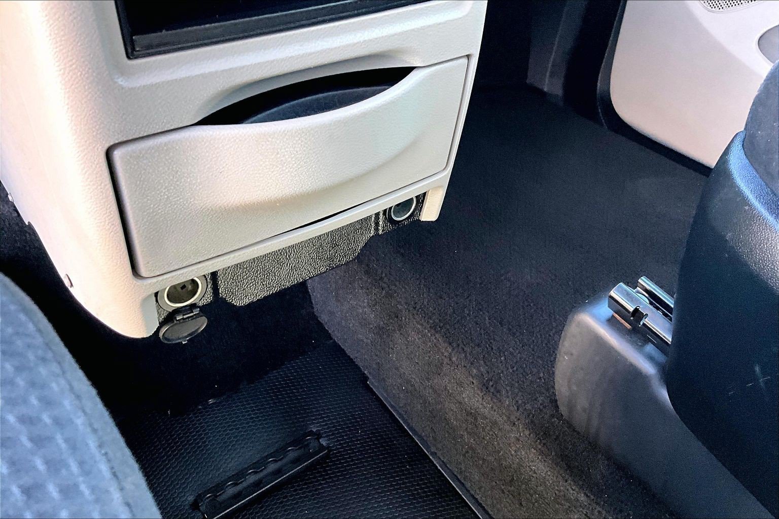 Used 2015 Dodge Grand Caravan SXT FWD image 23