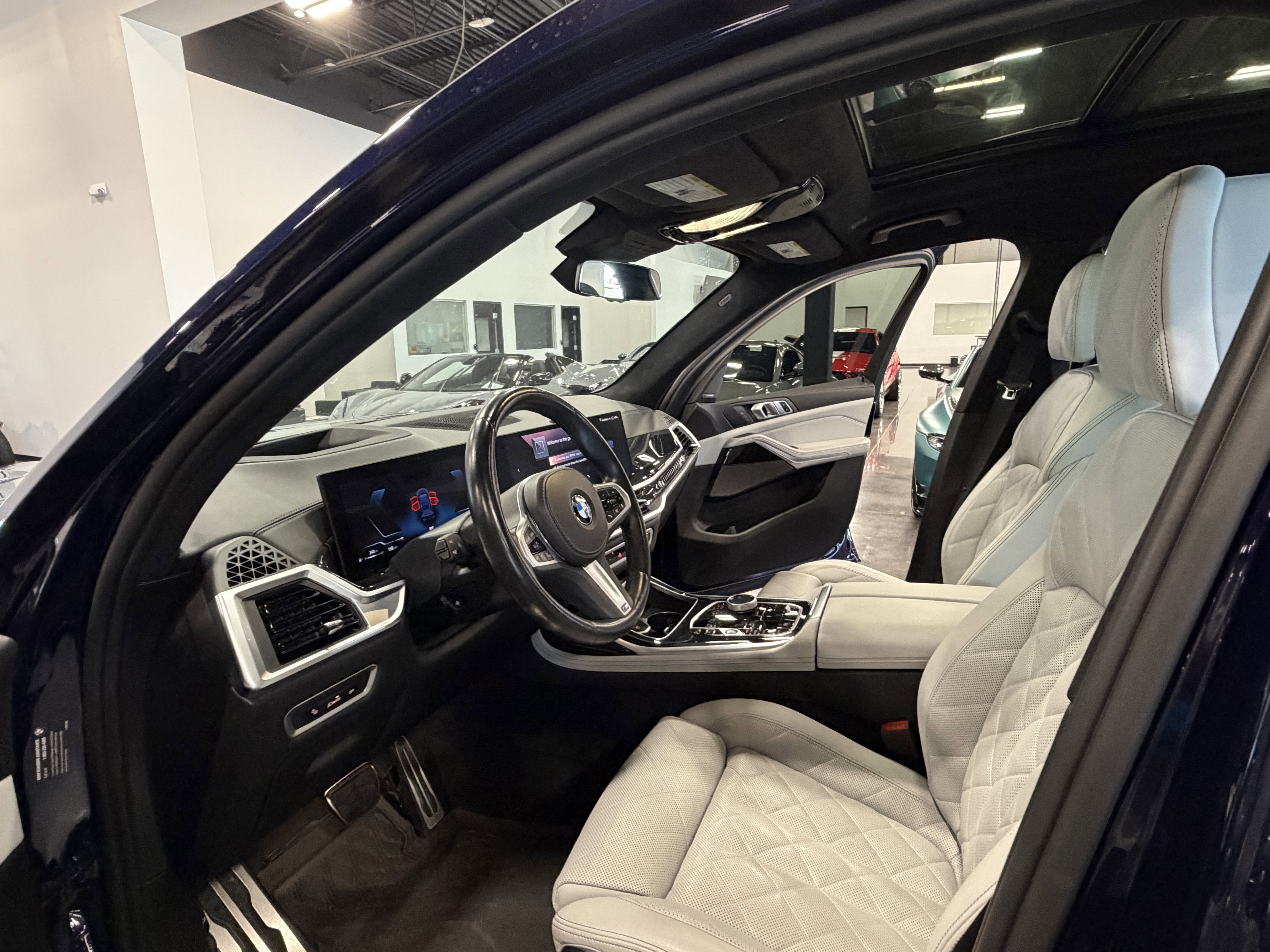 Used 2024 BMW X7 xDrive40i w/ M Sport Package AWD/4WD image 5