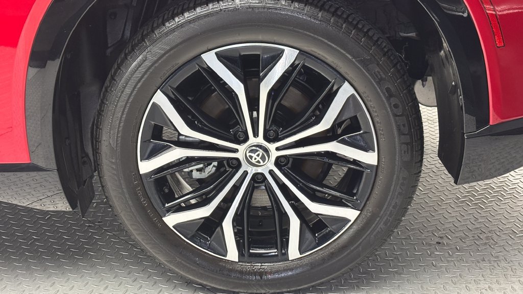 Certified 2025 Toyota Crown Signia AWD/4WD image 6