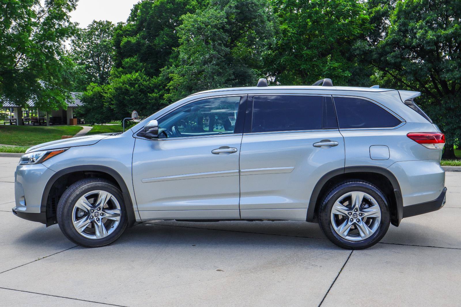 Used 2017 Toyota Highlander Limited AWD/4WD image 4