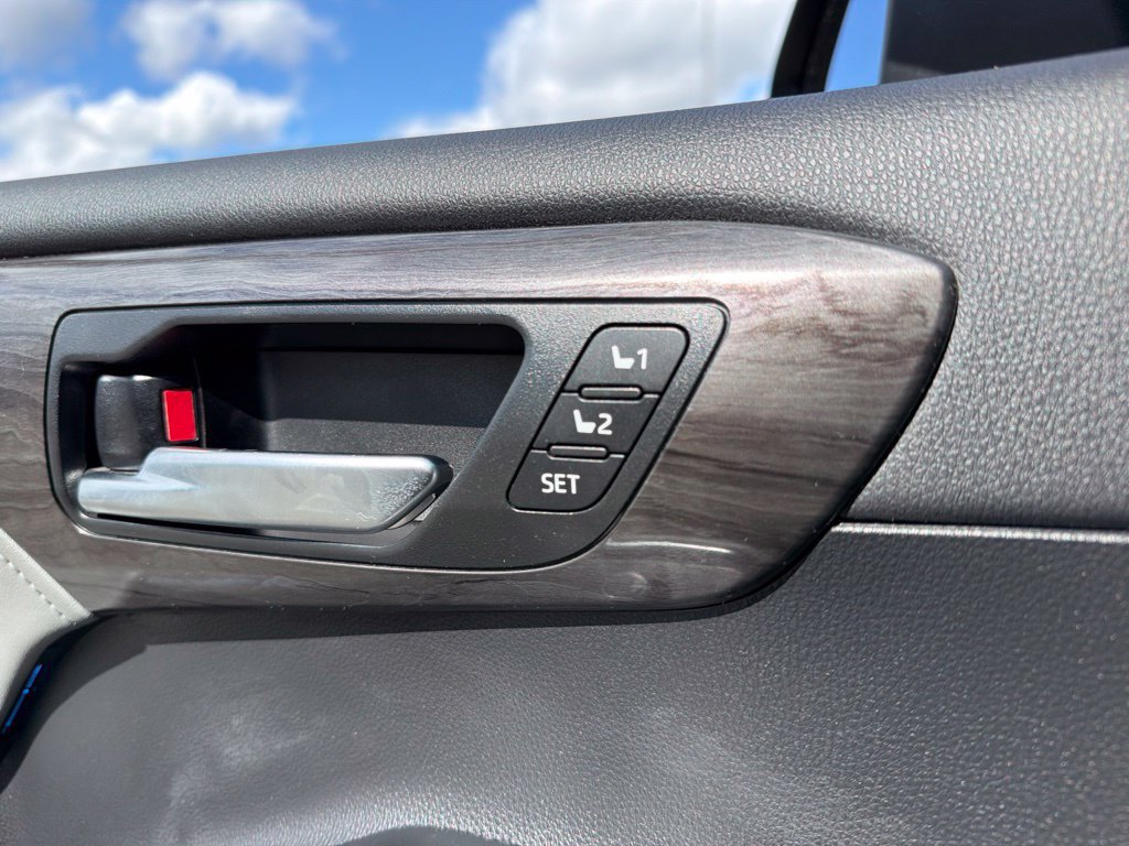 Used 2021 Toyota Highlander Limited AWD/4WD image 18