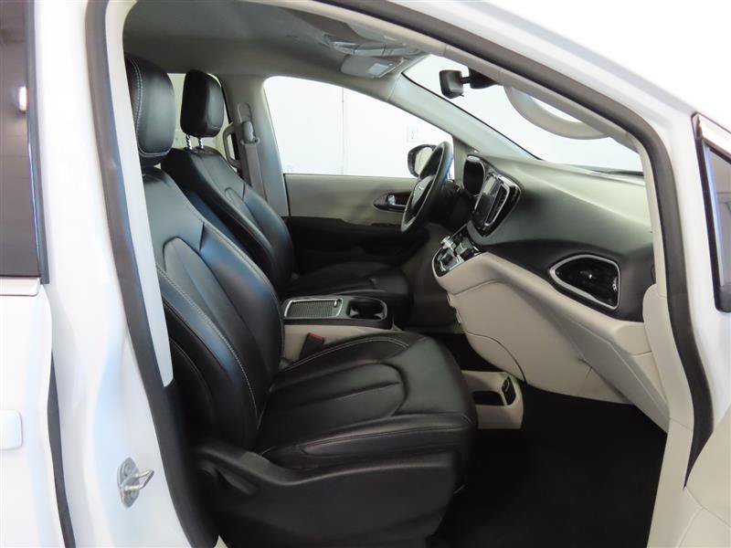 Used 2024 Chrysler Pacifica Touring-L FWD image 34