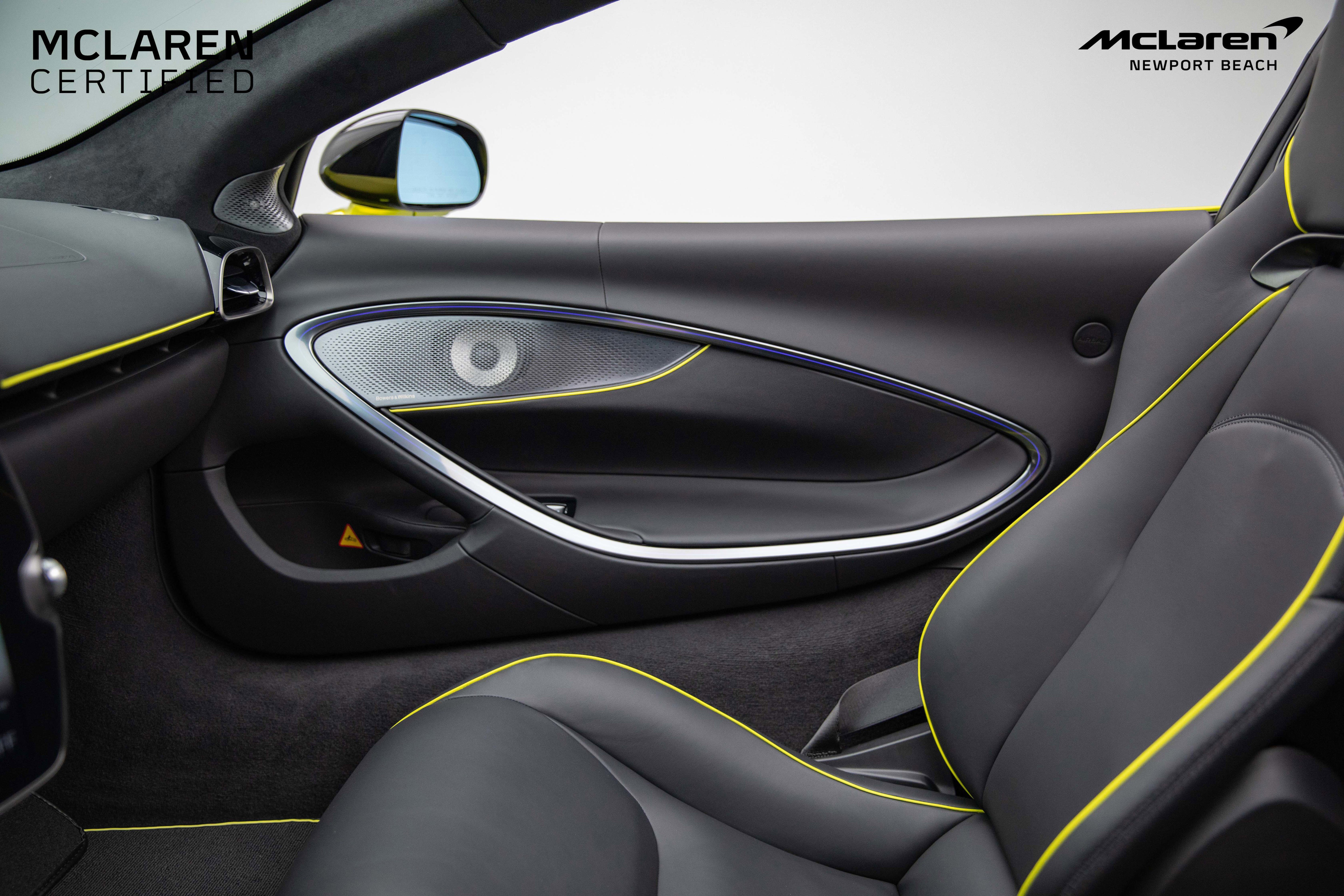 Used 2025 McLaren Artura Spider image 32