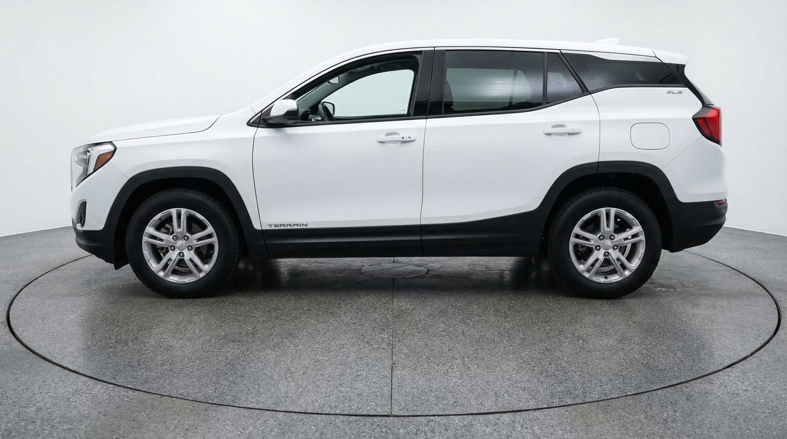 Used 2024 GMC Terrain SLE image 5