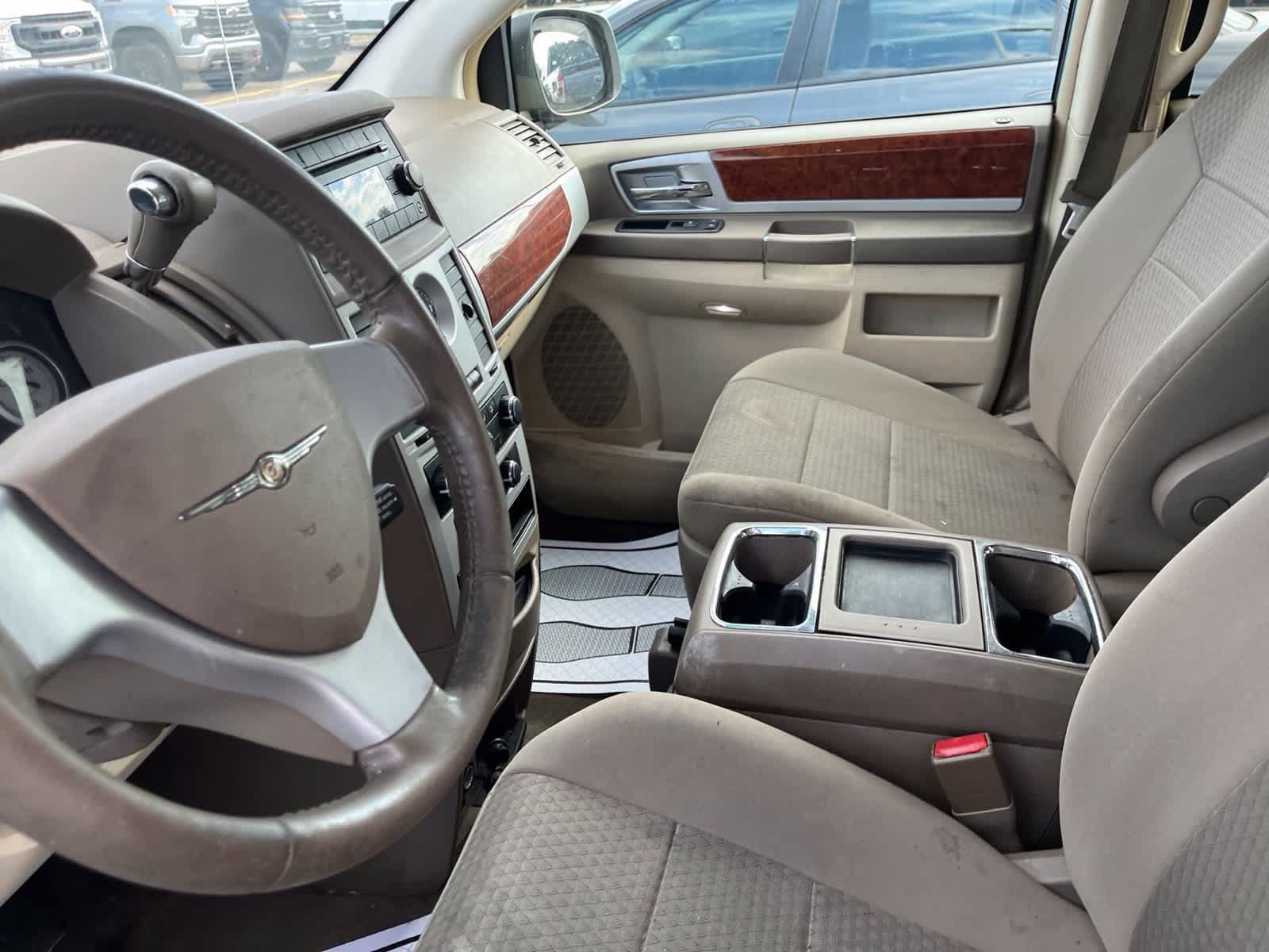 Used 2009 Chrysler Town & Country Touring w/ Family Value Group FWD image 24