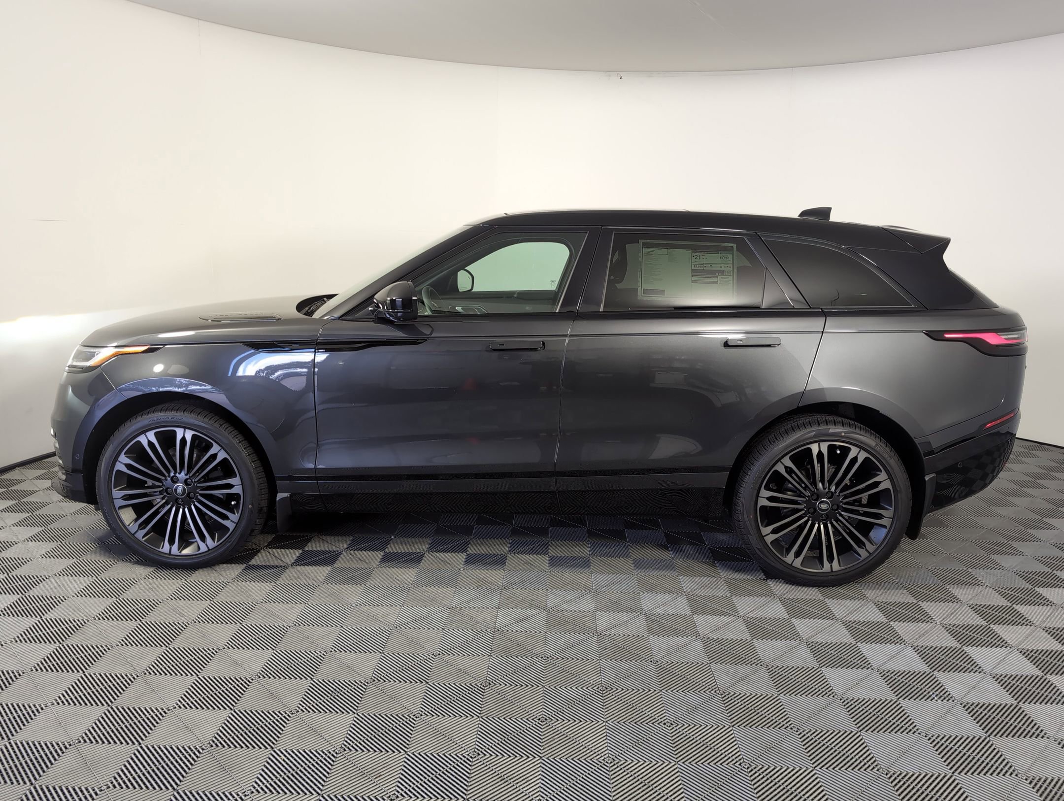 Used 2026 Land Rover Range Rover Velar Dynamic SE image 2