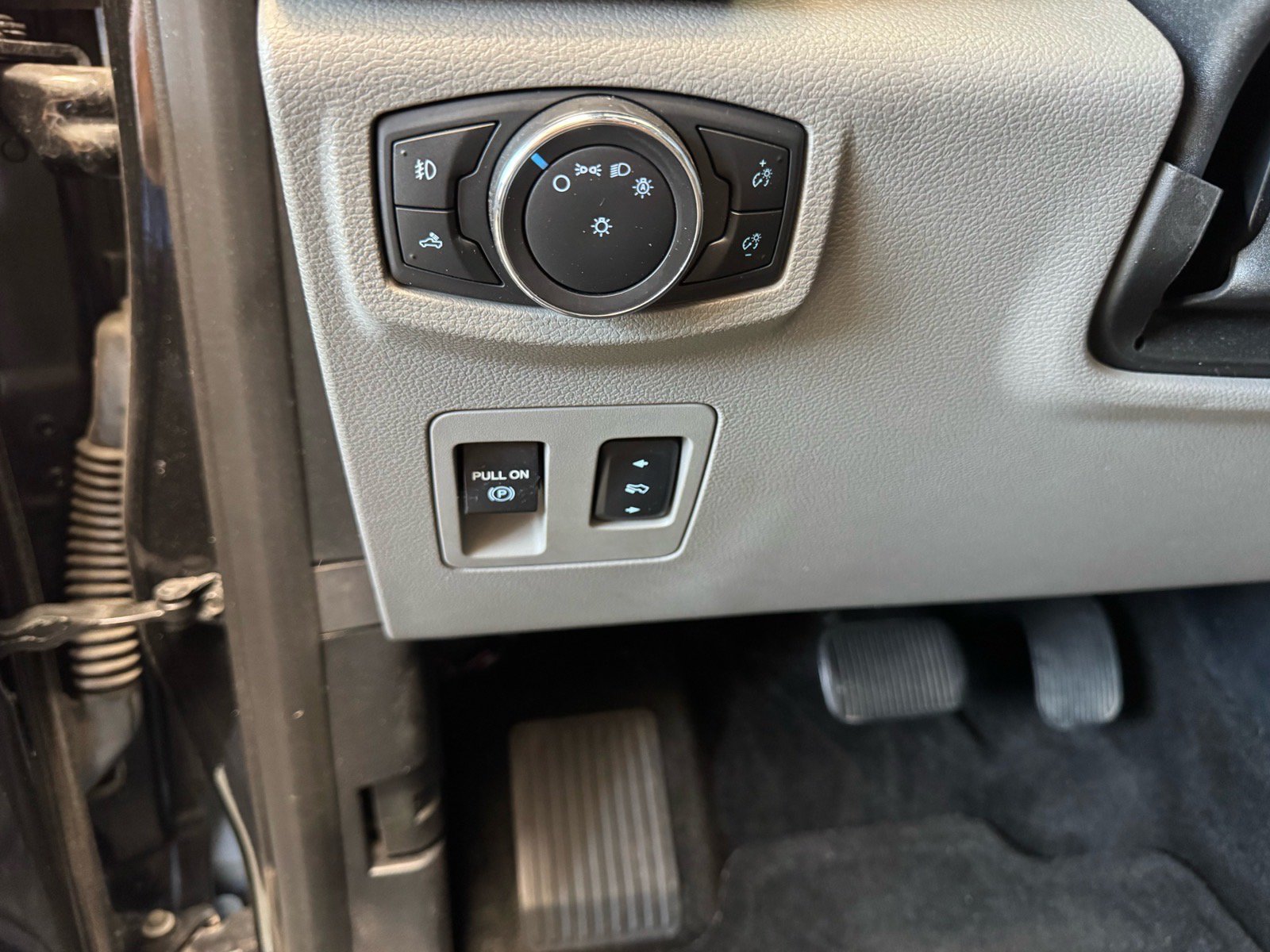 Used 2015 Ford F150 XLT w/ Equipment Group 302A Luxury AWD/4WD image 18