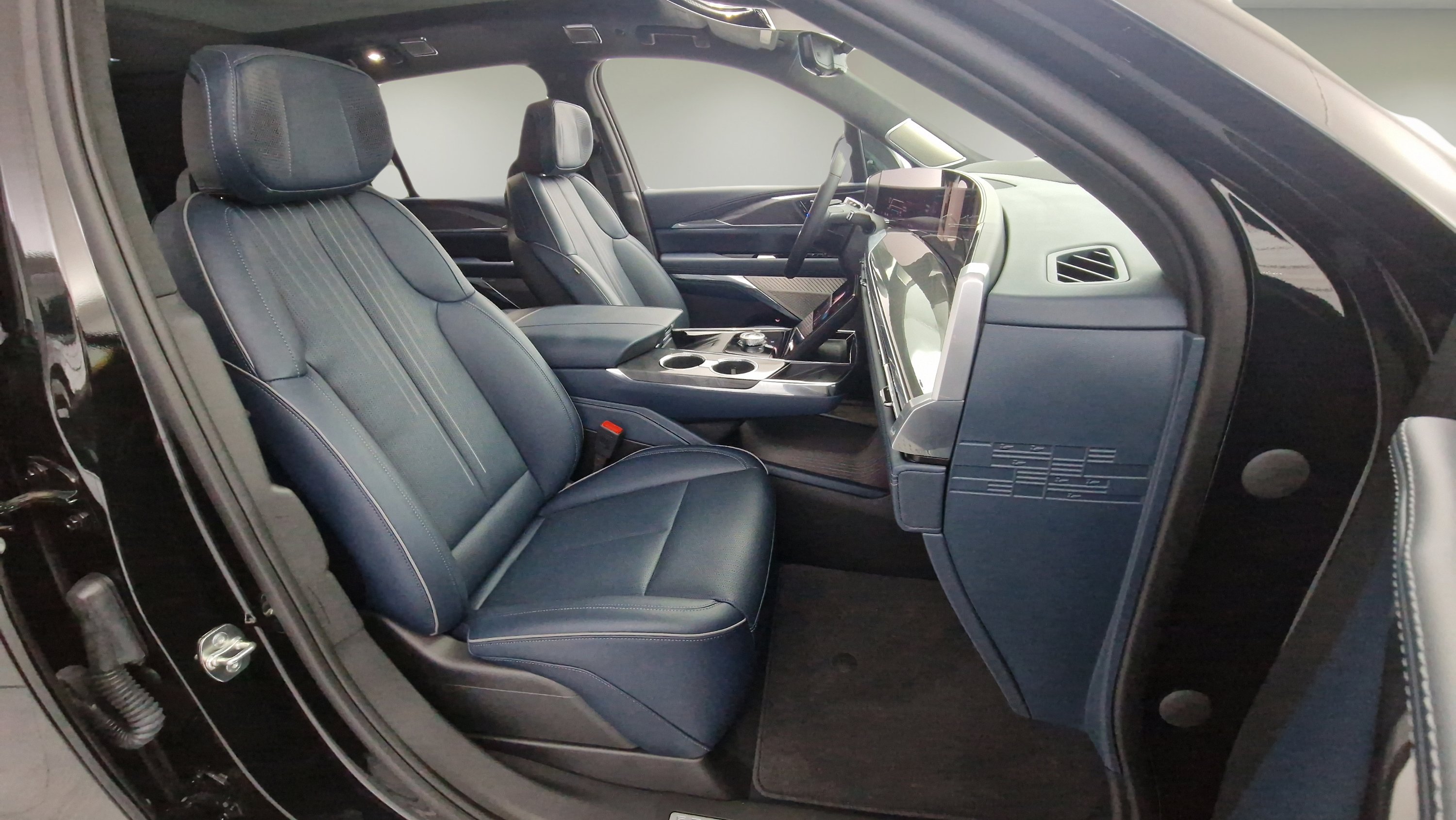 New 2025 Cadillac Escalade IQ Sport 2 w/ LPO, ONYX Package image 31