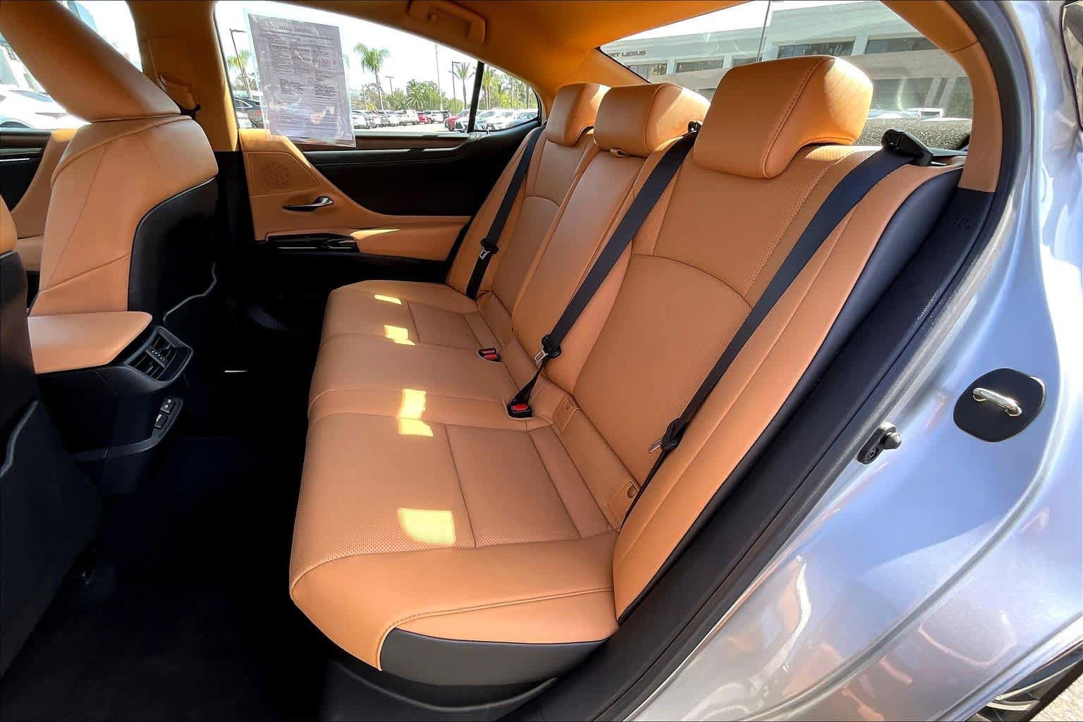 Used 2025 Lexus ES 300h w/ Premium Package FWD image 18