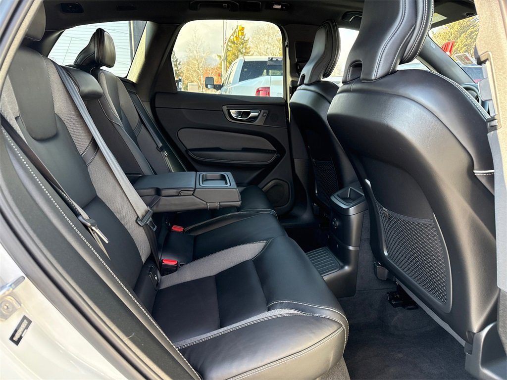 Used 2022 Volvo XC60 T8 R-Design image 13