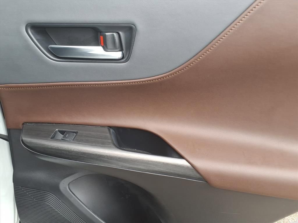Used 2024 Toyota Venza XLE image 12