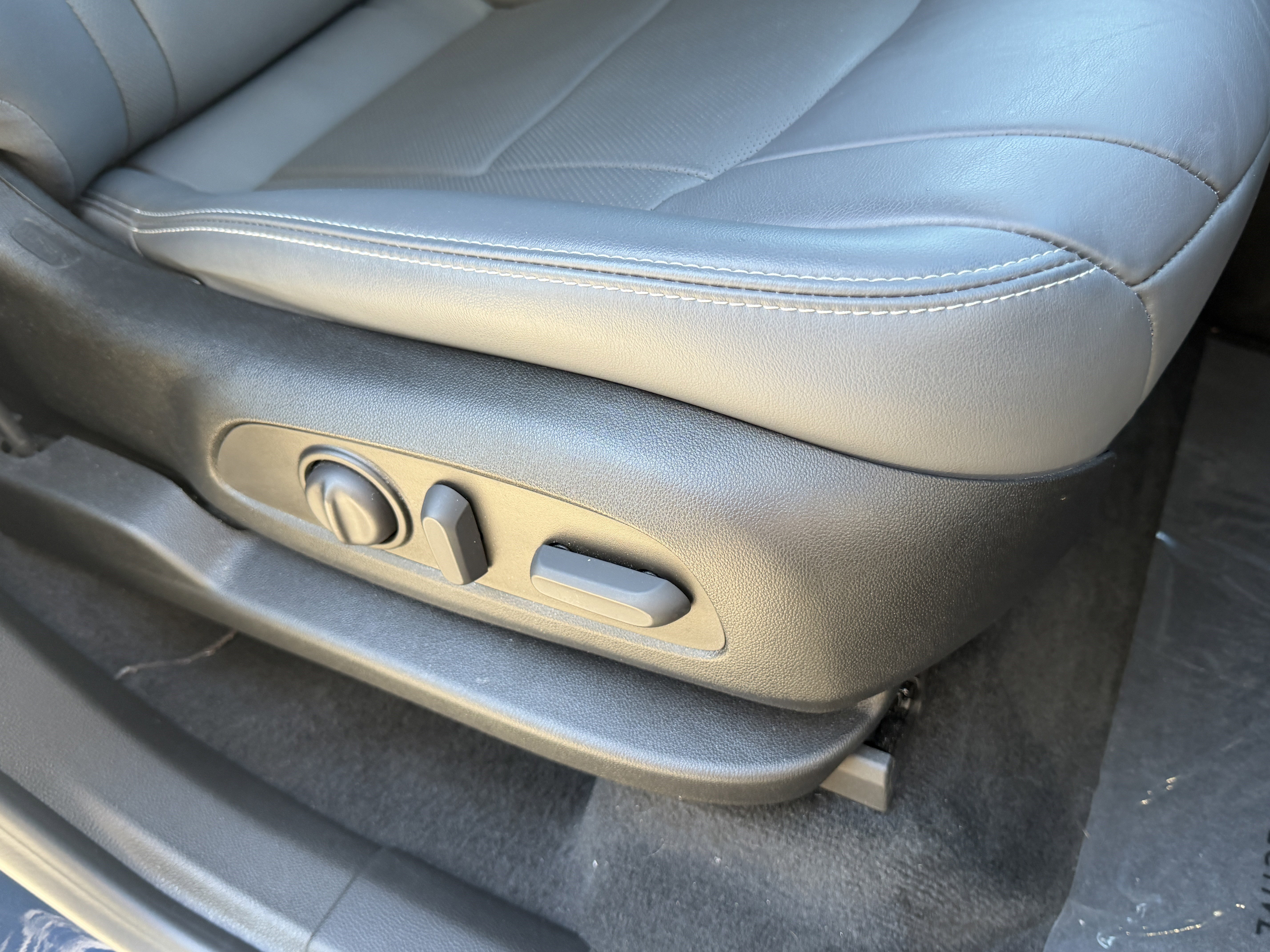 Used 2023 Buick Enclave Essence image 16