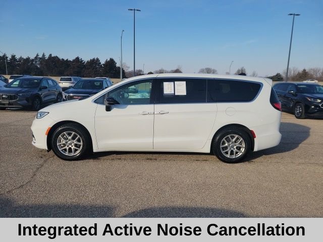 Used 2025 Chrysler Pacifica Select image 3