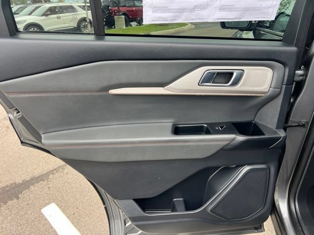 Used 2025 Ford Explorer Active AWD/4WD image 18