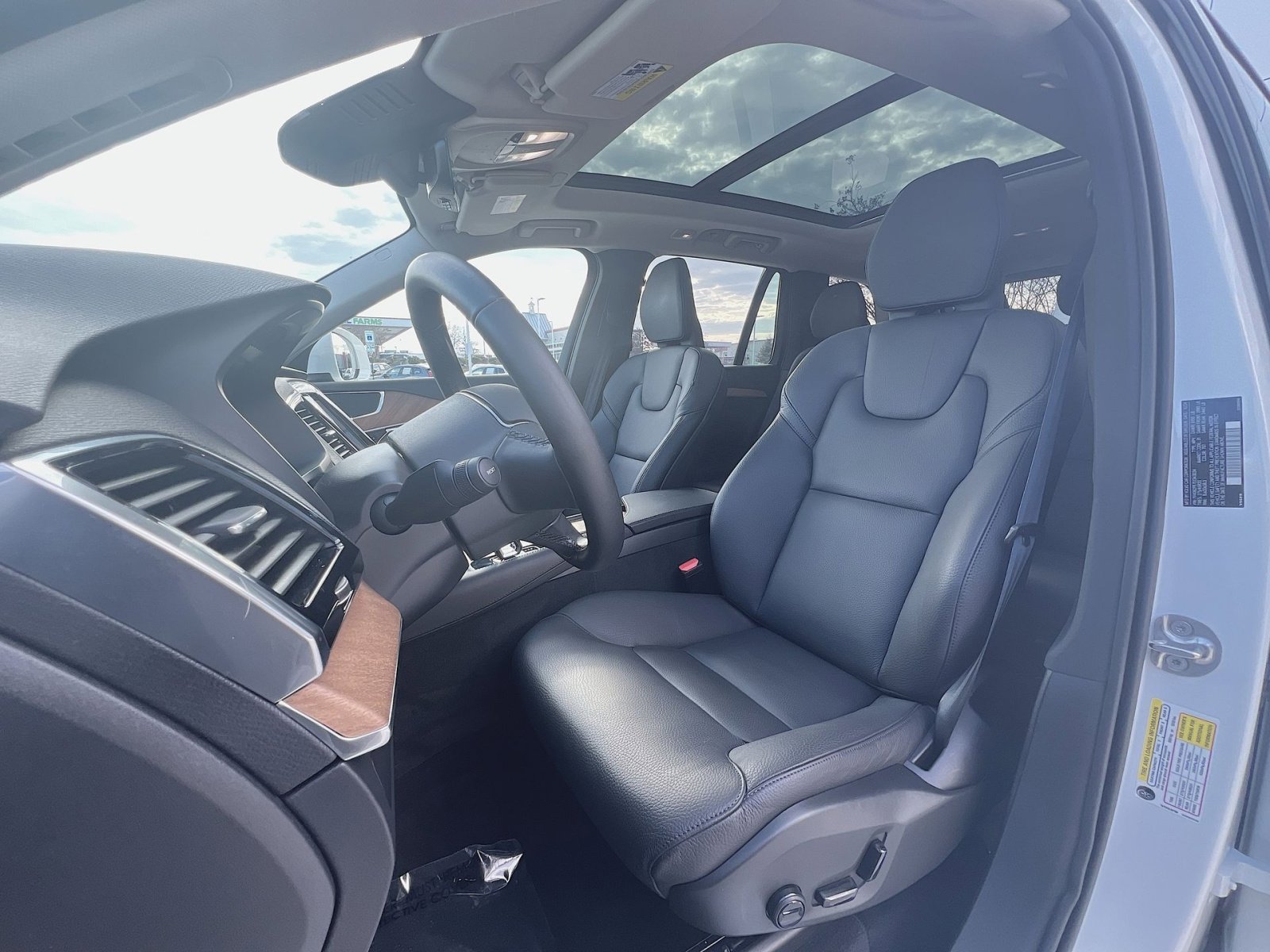 Certified 2025 Volvo XC90 B6 Plus image 13