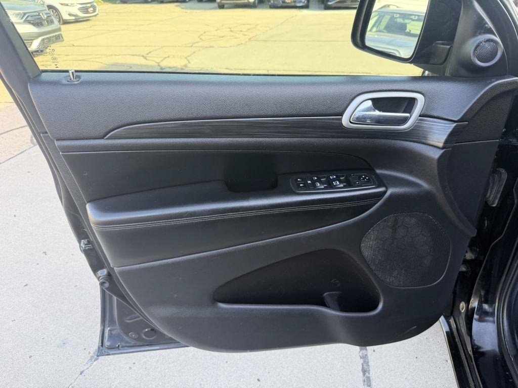 Used 2019 Jeep Grand Cherokee Altitude AWD/4WD image 9