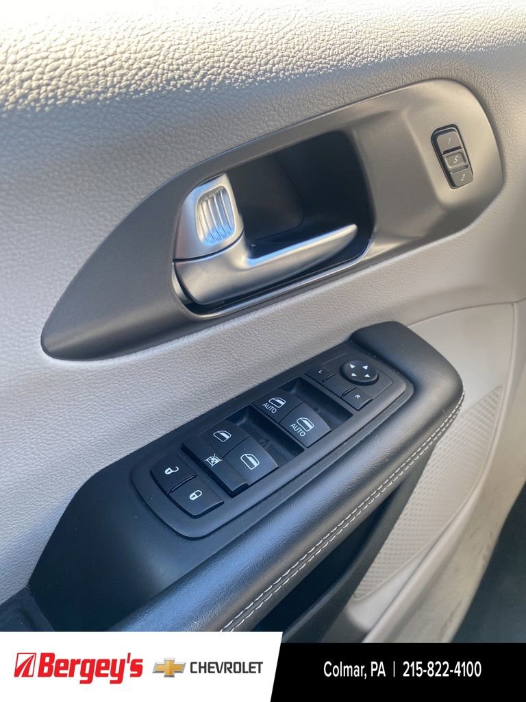 Used 2023 Chrysler Pacifica Touring-L image 42