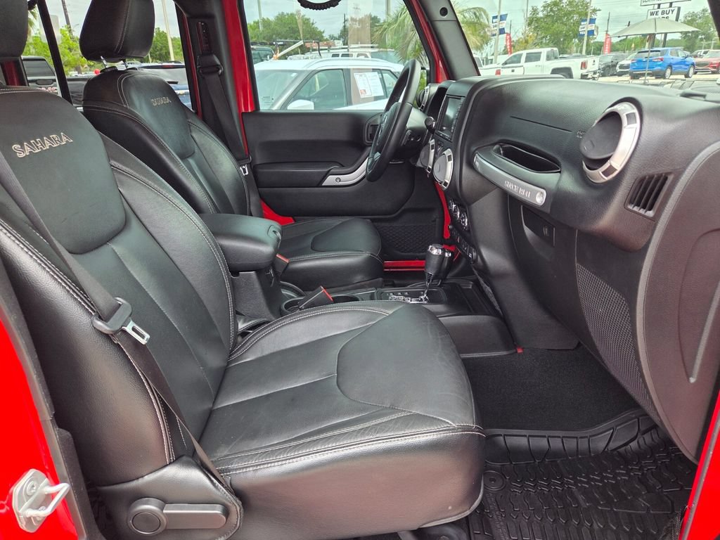 Used 2018 Jeep Wrangler Unlimited Sahara w/ Connectivity Group AWD/4WD image 16