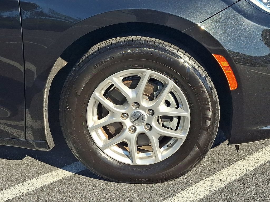 Used 2023 Chrysler Pacifica Touring-L FWD image 8