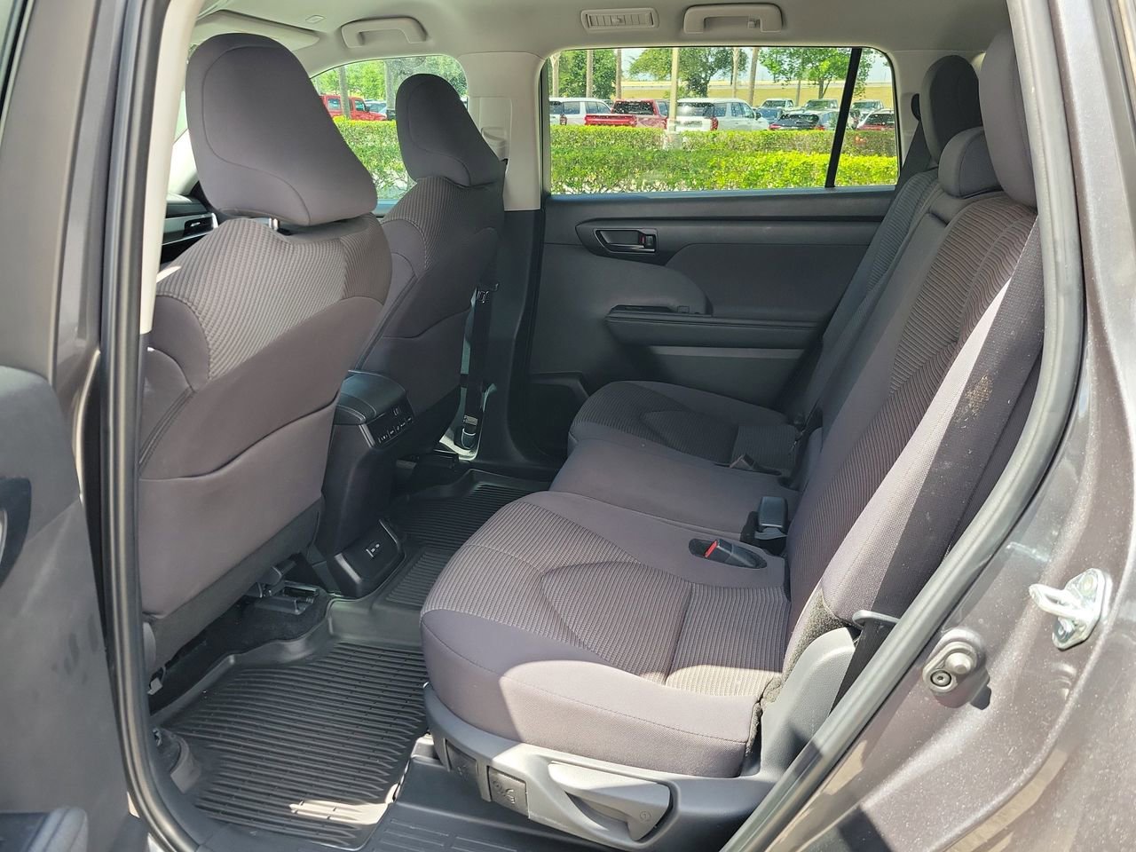 Used 2025 Toyota Highlander LE image 11