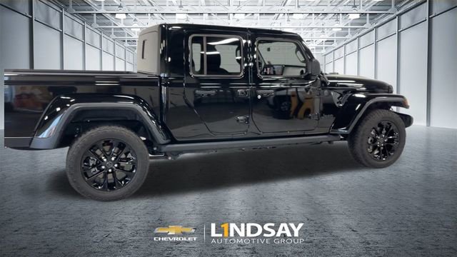 Used 2025 Jeep Gladiator Sport image 2