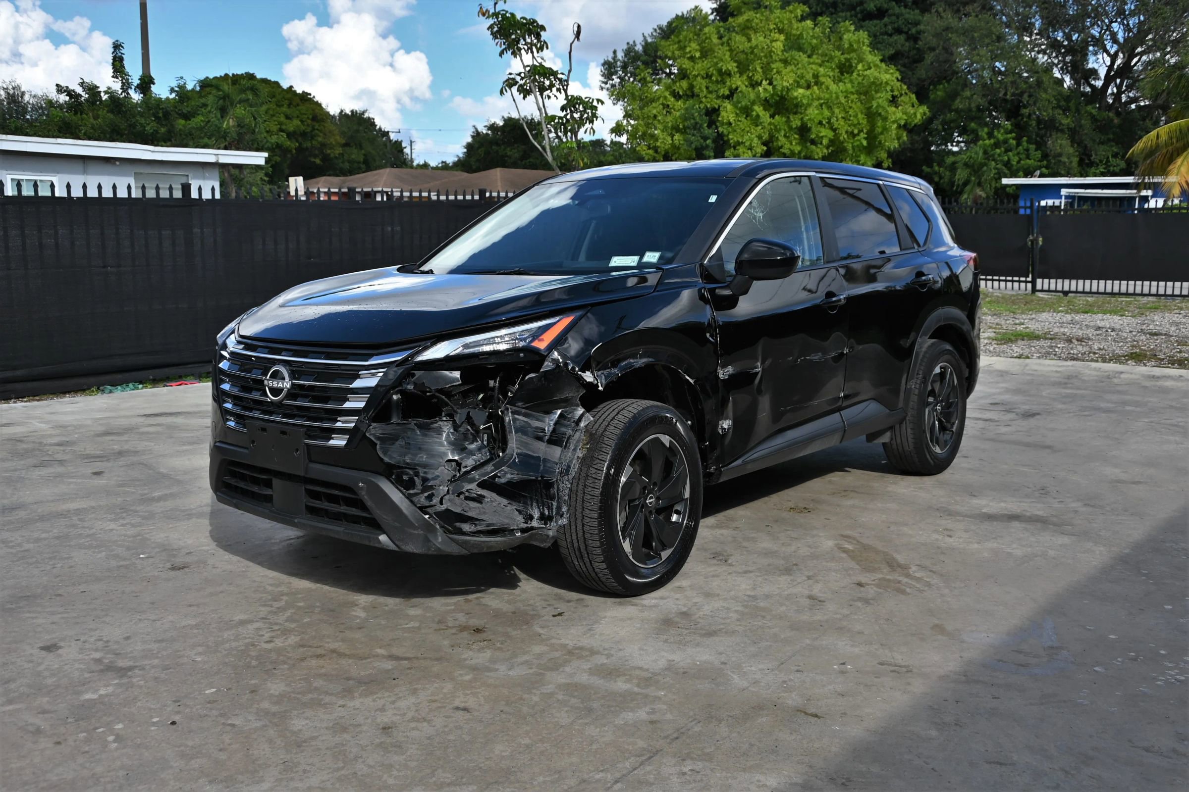 Used 2025 Nissan Rogue SV image 2