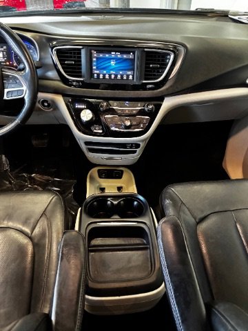 Used 2020 Chrysler Pacifica Touring-L FWD image 23