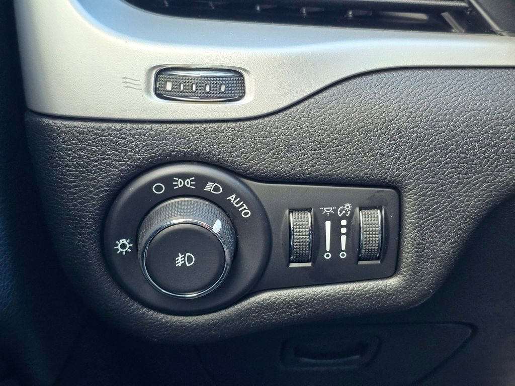 Used 2018 Jeep Cherokee Latitude Plus image 37