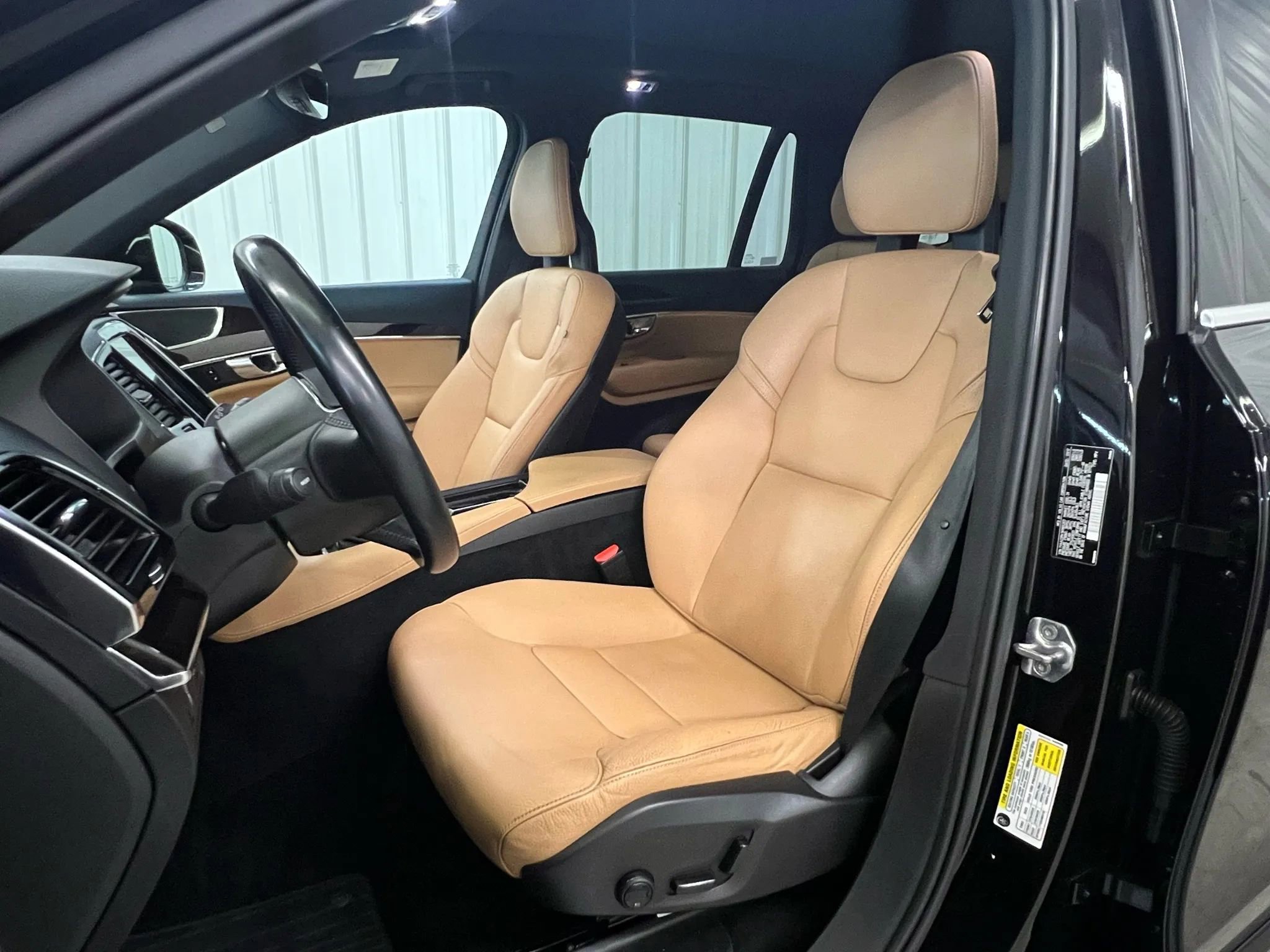 Used 2017 Volvo XC90 T6 Momentum w/ Vision Package image 3