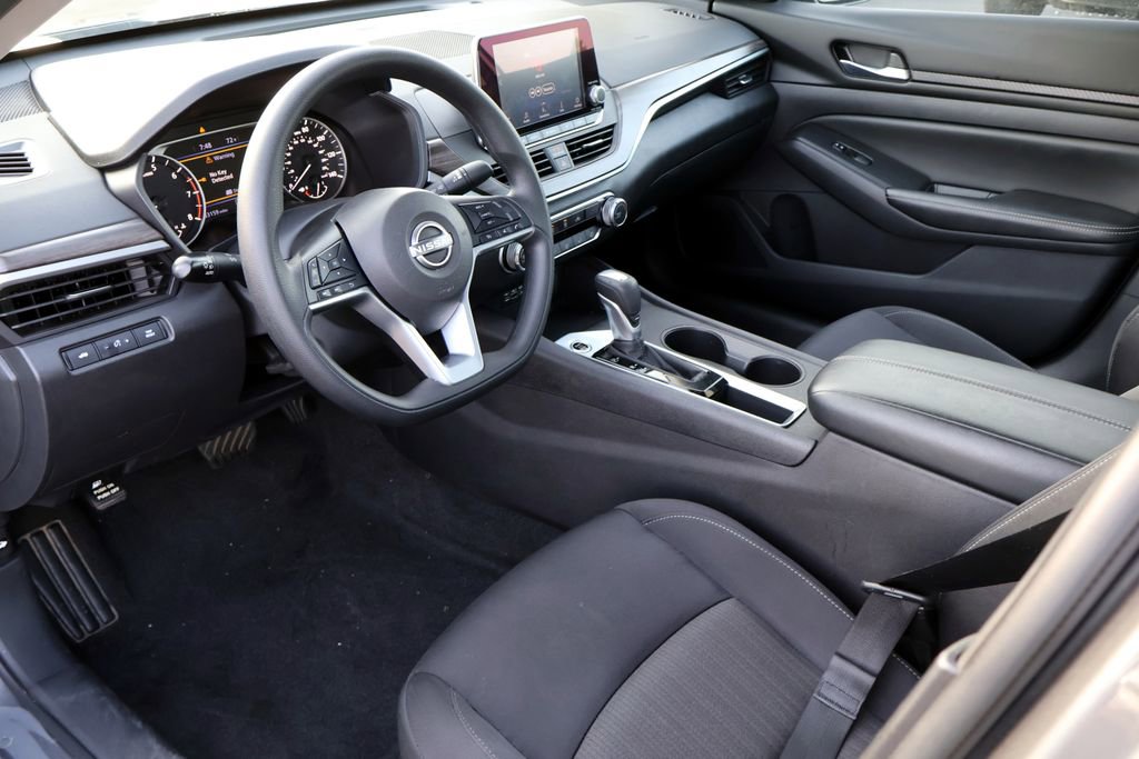 Used 2025 Nissan Altima 2.5 SV FWD image 3