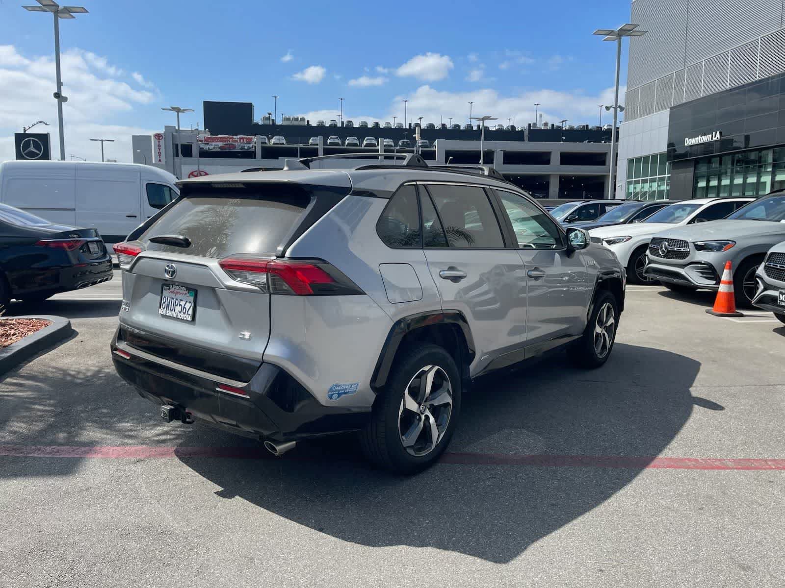 Used 2021 Toyota RAV4 SE w/ Weather & Moonroof Package AWD/4WD image 3